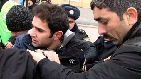 Gənclərlə polis arasında qarşıdurma olub