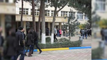 Gənclər BDU-nun qarşısında qanunsuz aksiya keçirmək istəyiblər (Yenilənib)