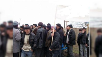 Binə Ticarət Mərkəzində üsyan: satıcılar yolu bağlayıb