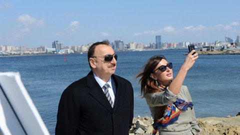 İlham Əliyev Mehriban Əliyeva ilə birgə Dövlət Bayraq Meydanında olub (FOTO)