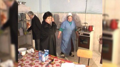 Uşaq evində uşaqlara köhnə yeməklər verilirmiş