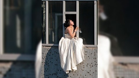 Nişanlısının rədd etdiyi qız özünu 7-ci mərtəbədən atmaq istəyib (FOTOLAR)