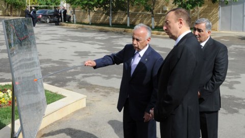 İlham Əliyev Şüvəlan və Sabunçu qəsəbələrini gəzib