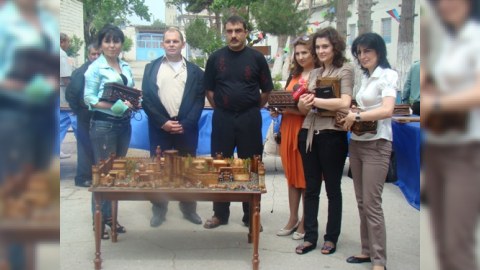 15-ci kolonda dustaqların əl işləri sərgilənib (FOTOLAR)