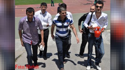 Azərbaycan jurnalistləri Berti Foqtsa aftafa və tualet kağızı verdilər (FOTO)