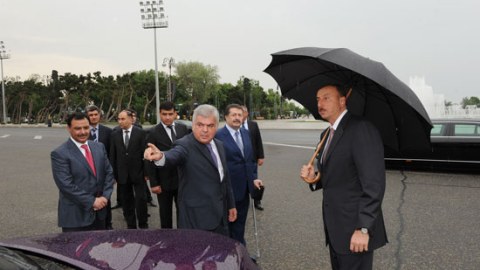 Prezident Bakıya gətirilən yeni taksilərə baxıb (FOTOLAR)