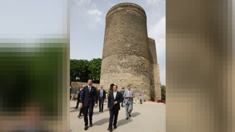 Norveç vəliəhdini İçərşəhərə aparıb, təndir çörəyinə qonaq etdilər