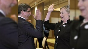 Hillari Klintonla Əhməd Davutoğlunun nəvə söhbəti (FOTO)