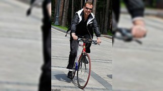 Medvedev Putinlə velosiped sürüb, badminton oynayıb (FOTOLAR)