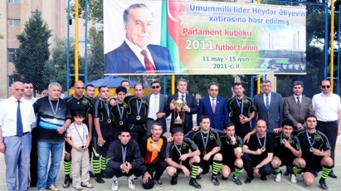 Milli Məclis Vergilər Nazirliyini yenib kubok aldı