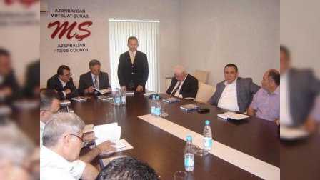 Mətbuat Şurasında hamı Yunus Oğuzun kitabından danışdı
