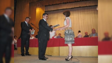 Deputat məzunlara attestatlarını təqdim edib