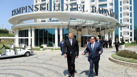 Prezident İlham Əliyev xanımı və qızları ilə otelin açılışında... (FOTOLAR)