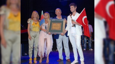 Eldar və Nigar Türkiyədə tərsinə asılmış Azərbaycan bayrağı ilə oxuyublar (FOTO)
