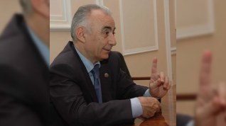Hacıbala Abutalıbov Bakıda “Alov-büllur” fəvvarə kompleksi tikdirir