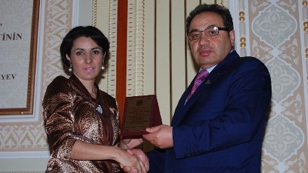 Rektor «İlin ən fəal şöbə müdiri»ni təltif edib