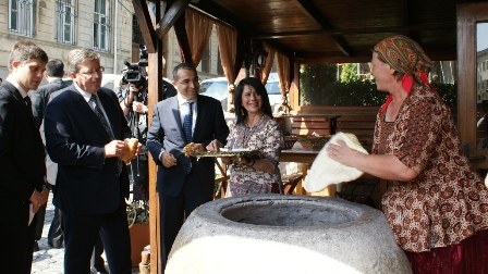 Polşa prezidenti İçərişəhərdə təndir çörəyinə qonaq edilib (FOTO)