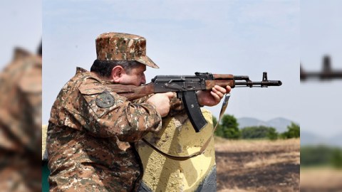 Ermənistanın baş naziri Azərbaycan istiqamətinə atəş açdı (FOTO)