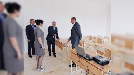 Prezident Bakıdakı iki məktəbə baş çəkib