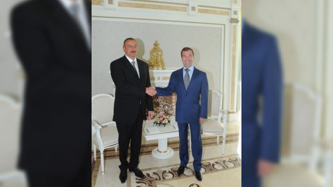 Medvedev Əliyevlə Qarabağ münaqişəsi və iqtisadi məsələləri müzakirə edib, elektomobildə gəziblər (FOTOLAR)