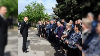 İlham Əliyev camaatın müraciətindən sonra Şağan orta məktəbinə gedib