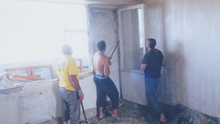 Bakıda sakinlər zor gücünə mənzillərindən çıxarılır