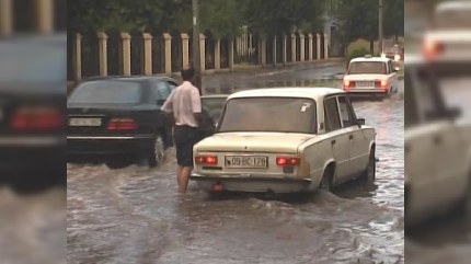 Sel köçkünlərin qəsəbəsini dağıdıb