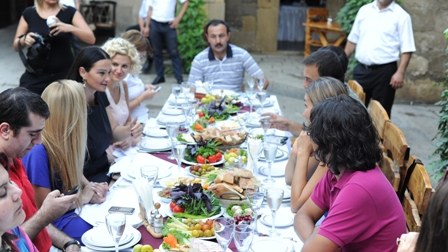 Qənirə Paşayeva “Yaxşı Cazibə” serialının heytinə ziyafət verib (FOTOLAR)
