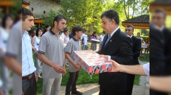 Deputat seçildiyi dairəni gəzib, seçicilərinə vədlər verib (FOTOLAR)