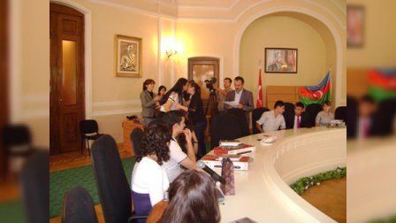 Millət vəkili yüksək balla tələbə adını qazanmış gənclərlə görüşdü (FOTOLAR)