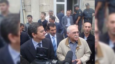 Arif Hacılının məhkəməsində hakim İsa Qəmbərlə Əli Kərimlini zaldan çıxara bilməyib