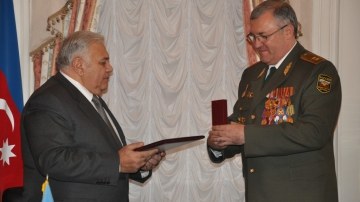 Oqtay Əsədov Rusiya generalına medal verib
