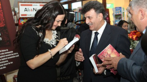 Qənirə Paşayeva "Onun Sevgi məktubları”nı imzalayıb