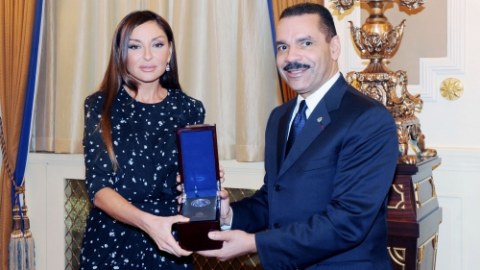 Mehriban Əliyevaya İNTERPOL-un yadigar medalı verilib