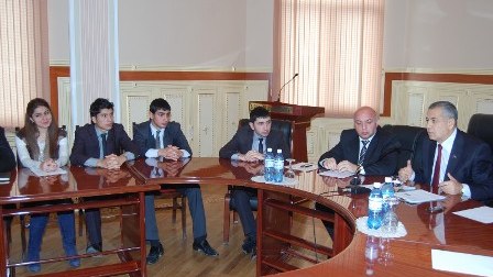 Deputat Vahid Əhmədovla tələbələrin polemikası
