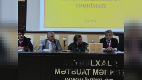 Bakının küçə reklamlarında Azərbaycan dilinə hörmətsizlik edilir
