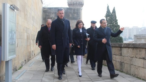 Sabiq prezident İçərişəhərdə təndir çörəyinə qonaq edilib