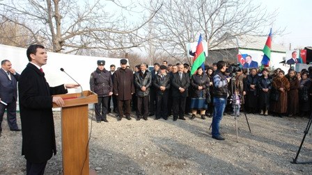 Deputat seçildiyi dairənin 33-cü kəndinin qazlaşdırlmasında iştirak edib - FOTOLAR