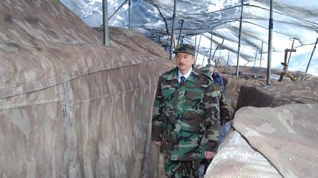 İlham Əliyev ön cəbhədə - FOTOLAR