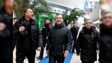 İlham Əliyev Dmitri Medvedevlə xizək sürüb - FOTOLAR