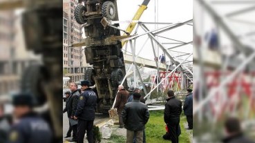 “Akkord” şirkətinin kranı aşdı, “Gənclik”də yollar bağlandı 