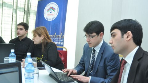 Gənclər səfirliklərə "e-mail hücumu” etdilər - FOTOLAR