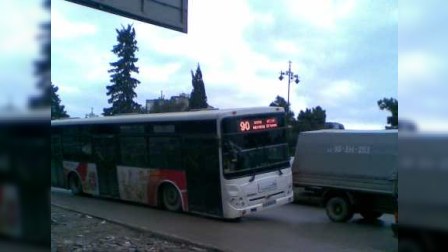 Yol polisi bir yanı üstə əyilən avtobusları görmürmü? 