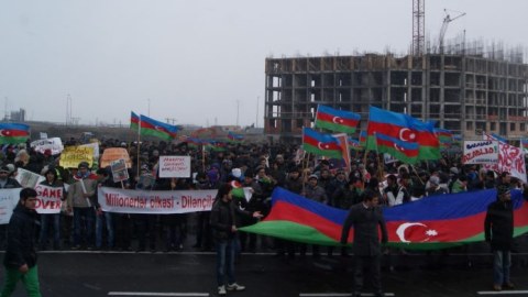 Gənclər Bakıda mitinq keçiriblər