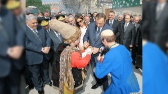 Prezident İlham Əliyev Kosa və Keçəllə yumurta döyüşdürüb