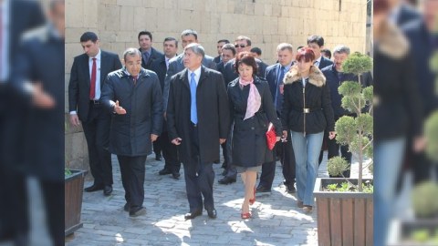 Prezidentə İçəri Şəhərdə təndir çörəyi verildi - FOTO