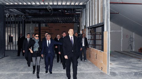 Prezident və birinci xanım Bayraq Meydanını gəziblər - FOTOLAR