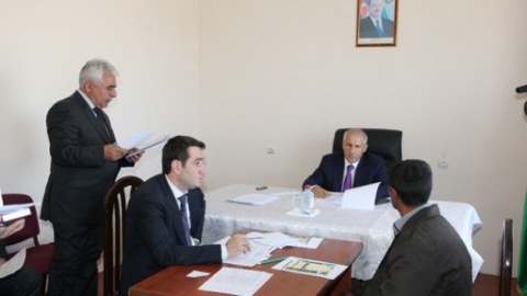 Nazir şikayətçiləri qəbul edib