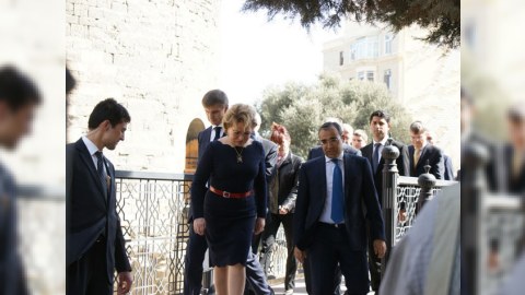 Valentino Matviyenko İçərişəhərdə elektromobilə mindi, təndir çörəyi yedi - FOTO