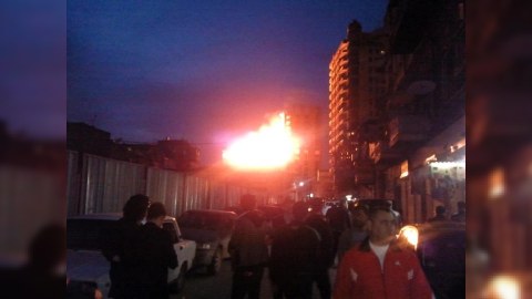 Bakının mərkəzində güclü partlayış: çoxmərtəbəli ev yanıb - FOTO